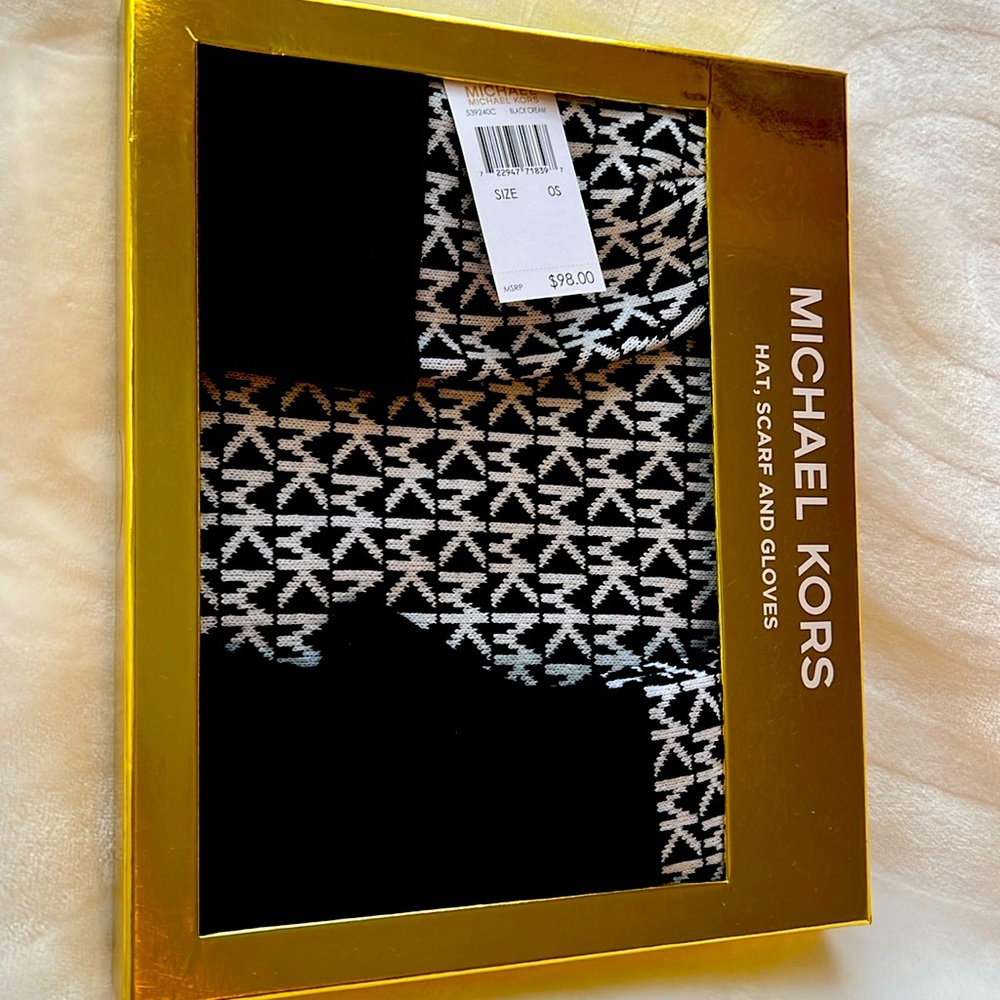 NWT Michael kors hat, scarf and gloves Accessory kit